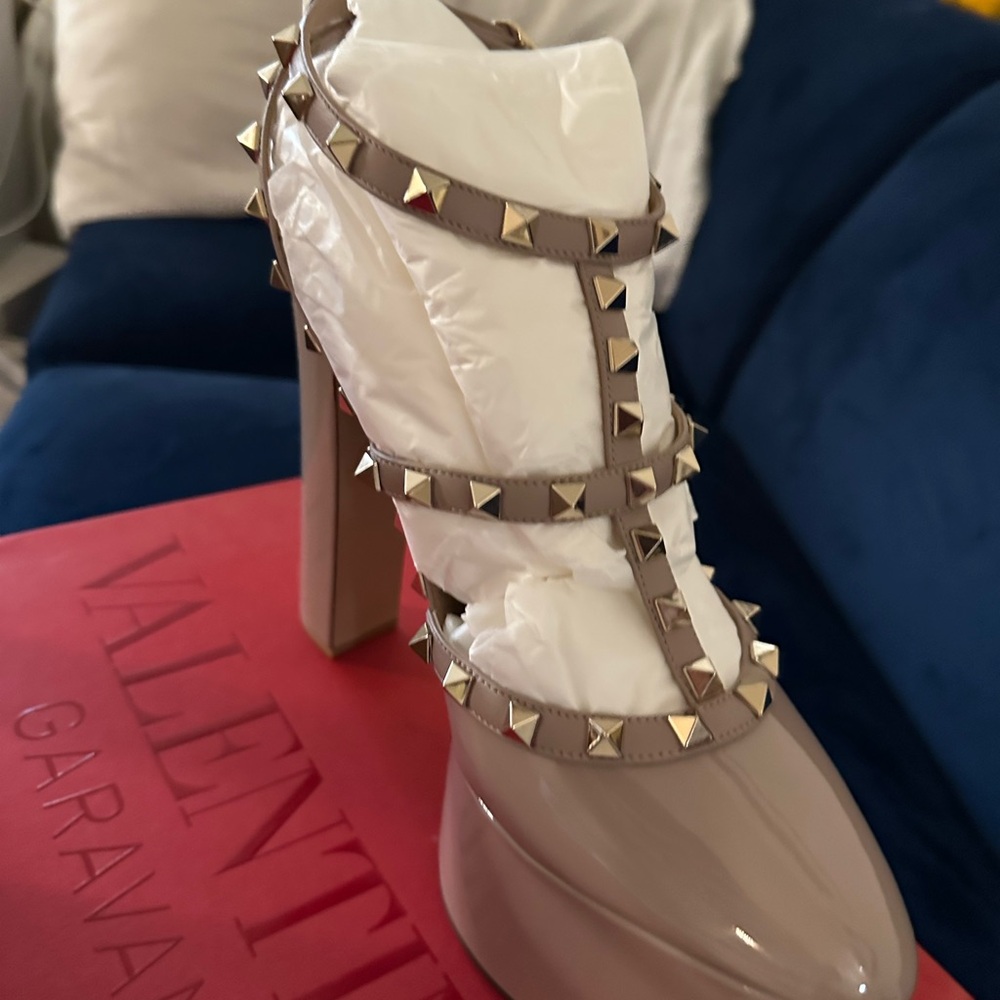 Valentino Garavani Patent Platform Sandal in Nude with Gold Studs - Picture 6 of 12